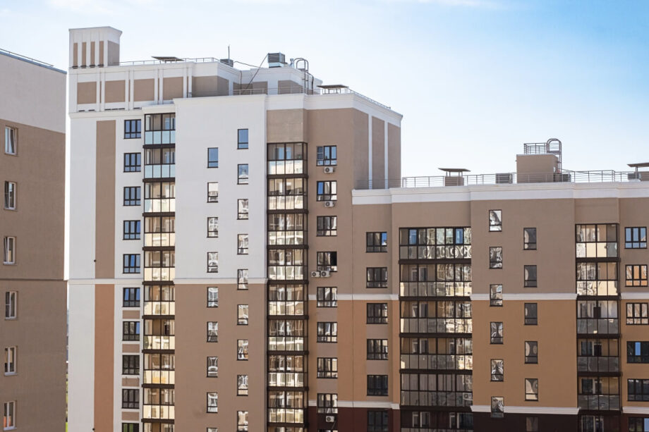 Wysokie bloki mieszkalne, w których warto mieć przygotowane dokumenty przy zakupie mieszkania.