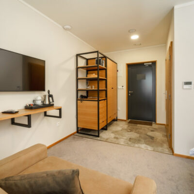 Nowoczesna i funkcjonalna przestrzeń prezentuje idealne mieszkanie w dużym mieście.