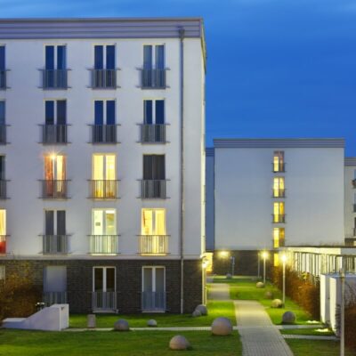 Nowoczesne osiedle mieszkaniowe ukazujące innowacje w projektach deweloperskich.