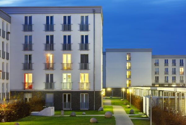 Nowoczesne osiedle mieszkaniowe ukazujące innowacje w projektach deweloperskich.