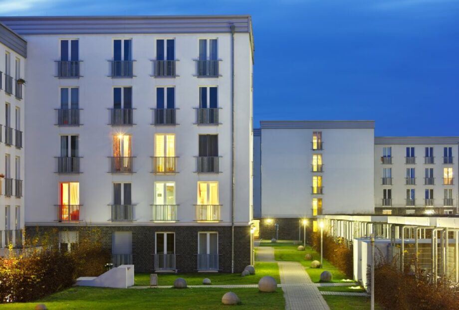 Nowoczesne osiedle mieszkaniowe ukazujące innowacje w projektach deweloperskich.