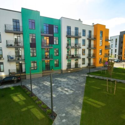 Kolorowe budynki mieszkalne przedstawiają lokalizację nowych projektów deweloperskich.