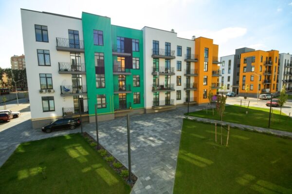 Kolorowe budynki mieszkalne przedstawiają lokalizację nowych projektów deweloperskich.