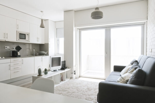 Nowoczesne mieszkanie z otwartą kuchnią, idealne dla tych, którzy śledzą aktualności z rynku nieruchomości.