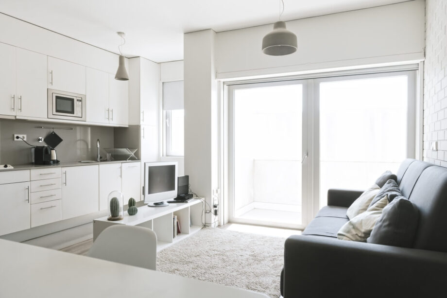 Nowoczesne mieszkanie z otwartą kuchnią, idealne dla tych, którzy śledzą aktualności z rynku nieruchomości.