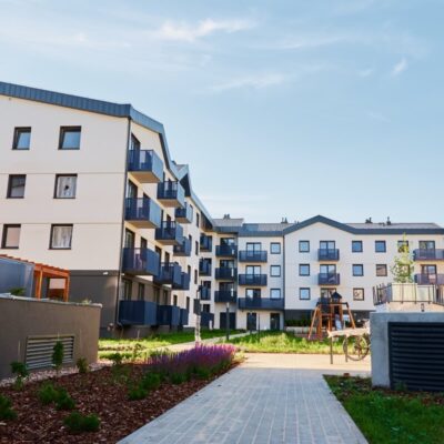 Nowoczesne budynki mieszkalne wykorzystujące najnowsze rozwiązania w izolacji termicznej.