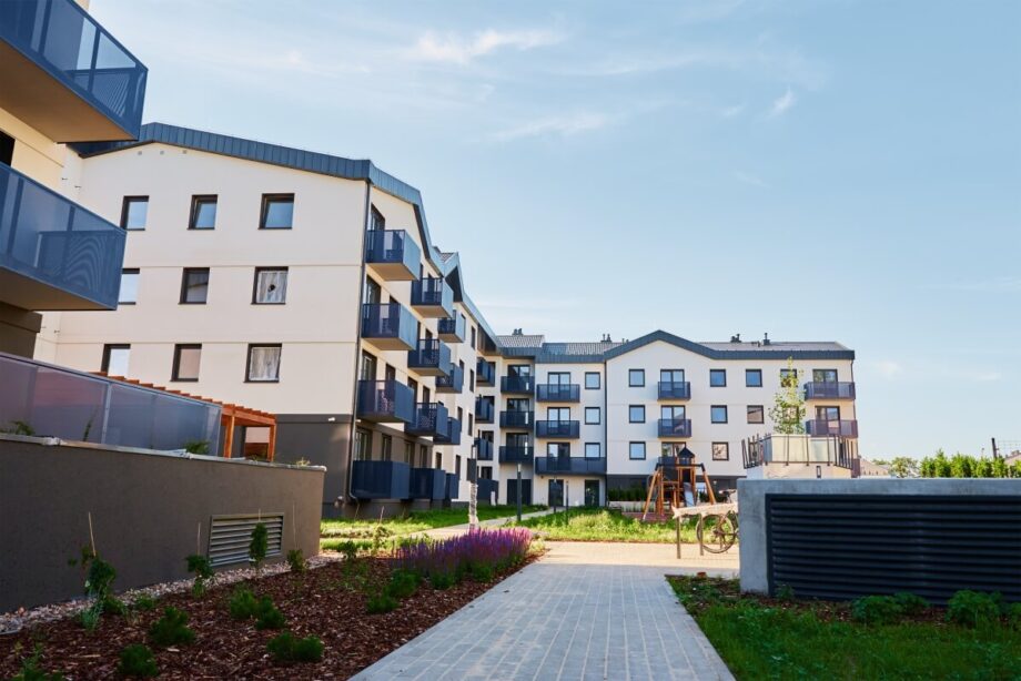 Nowoczesne budynki mieszkalne wykorzystujące najnowsze rozwiązania w izolacji termicznej.