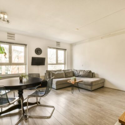 Przytulny salon, idealny do sprawdzania przed podpisaniem umowy.