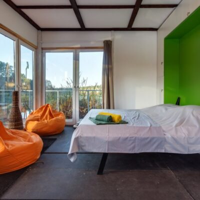 W jasnym pokoju z widokiem na balkon mogą pojawić się ukryte koszty przy zakupie mieszkania.