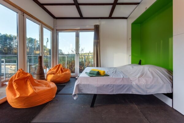 W jasnym pokoju z widokiem na balkon mogą pojawić się ukryte koszty przy zakupie mieszkania.