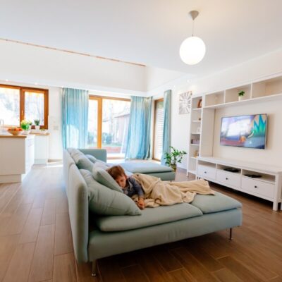 Przestronny salon z nowoczesnym wystrojem, pokazujący, jak unikanie pułapek przy sprzedaży nieruchomości może poprawić atrakcyjność domu.