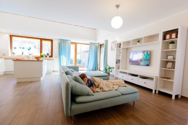 Przestronny salon z nowoczesnym wystrojem, pokazujący, jak unikanie pułapek przy sprzedaży nieruchomości może poprawić atrakcyjność domu.