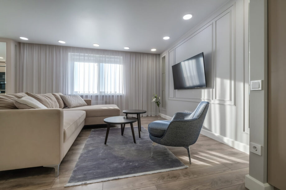 Nowocześnie urządzony salon prezentuje rozwiązania dla małych mieszkań.