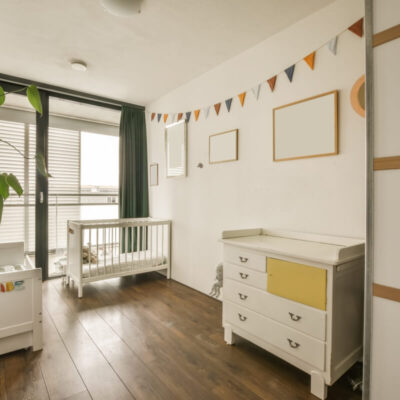 Nowoczesny pokój dziecięcy, gdzie można popełnić błędy przy szybkich transakcjach nieruchomości.