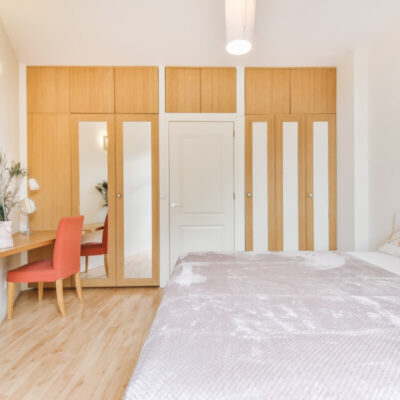 Elegancka sypialnia z meblami, idealna do oferty sprzedaż nieruchomości na rynku wtórnym.