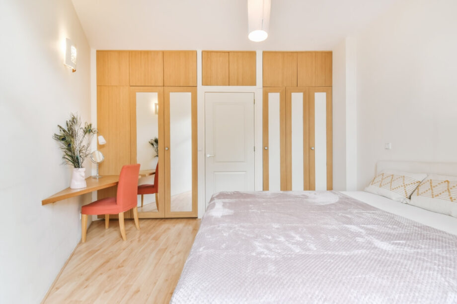 Elegancka sypialnia z meblami, idealna do oferty sprzedaż nieruchomości na rynku wtórnym.