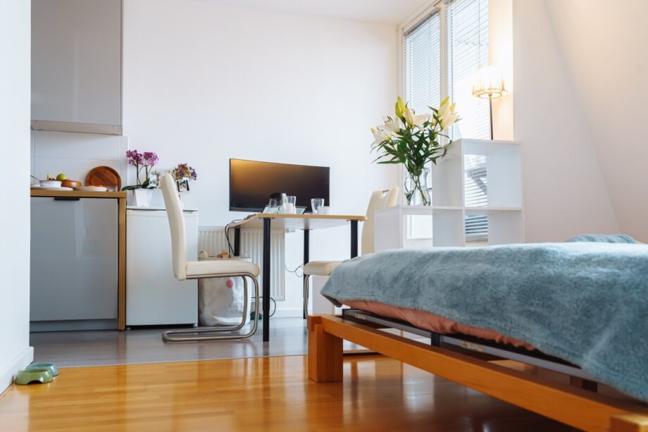 Minimalistyczne wnętrze pokoju zachęca do zakupu mieszkania na rynku wtórnym.