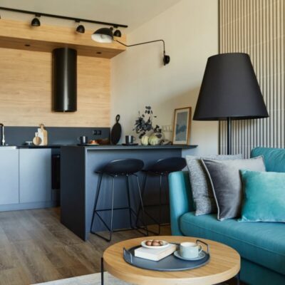 Eleganckie wnętrze w nowoczesnym stylu zachęca do wyboru mieszkania w nowym budownictwie.