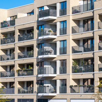 Budownictwo modułowe i prefabrykowane: liczą się projekt, logistyka i kontrola montażu; weryfikuj parametry energii, mostki, wentylację i umowę.