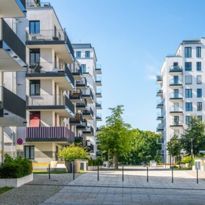 Cena mieszkania od dewelopera a jakość: oceń standard w dokumentach i umowie, odbiór i rękojmię. Kluczowe są detale i usterki po miesiącach.