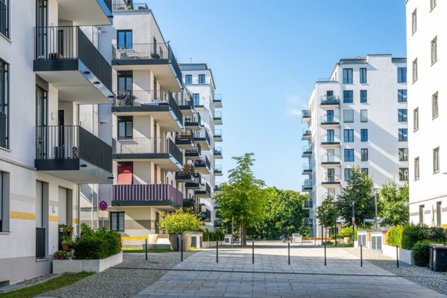 Cena mieszkania od dewelopera a jakość: oceń standard w dokumentach i umowie, odbiór i rękojmię. Kluczowe są detale i usterki po miesiącach.
