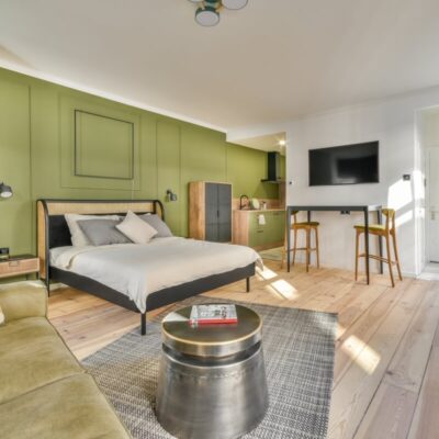 Negocjacje cenowe przy zakupie mieszkania obniżają koszt, gdy obejmują oględziny, porównanie ofert i zapisy o wadach, wydaniu oraz wyposażeniu.