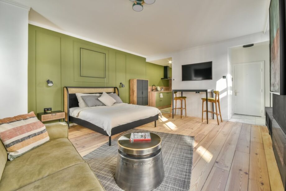 Negocjacje cenowe przy zakupie mieszkania obniżają koszt, gdy obejmują oględziny, porównanie ofert i zapisy o wadach, wydaniu oraz wyposażeniu.