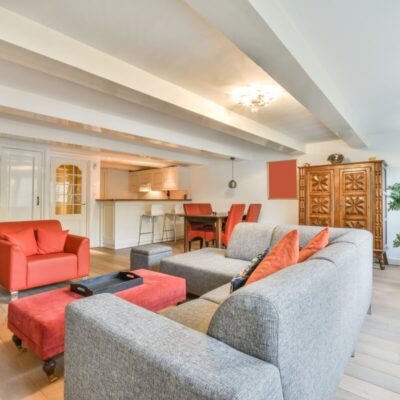 Smart home w małym mieszkaniu: czujniki dymu, CO i zalania, automatyka światła, alerty drzwi i okien oraz sceny noc i wyjście z domu.