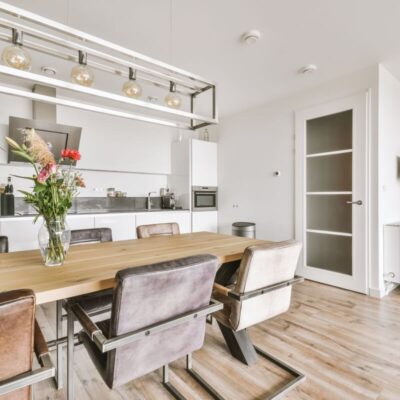Sprzedaż mieszkania bez pośrednika: porządek, home staging, zdjęcia, komplet dokumentów i jasny stan prawny oraz techniczny, by przyspieszyć transakcję.