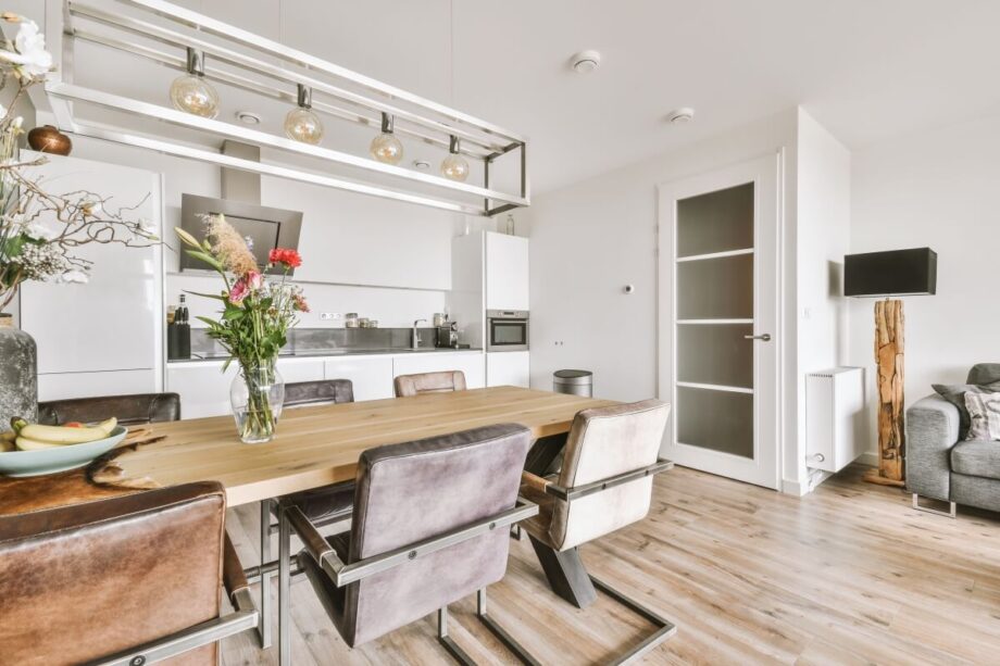 Sprzedaż mieszkania bez pośrednika: porządek, home staging, zdjęcia, komplet dokumentów i jasny stan prawny oraz techniczny, by przyspieszyć transakcję.